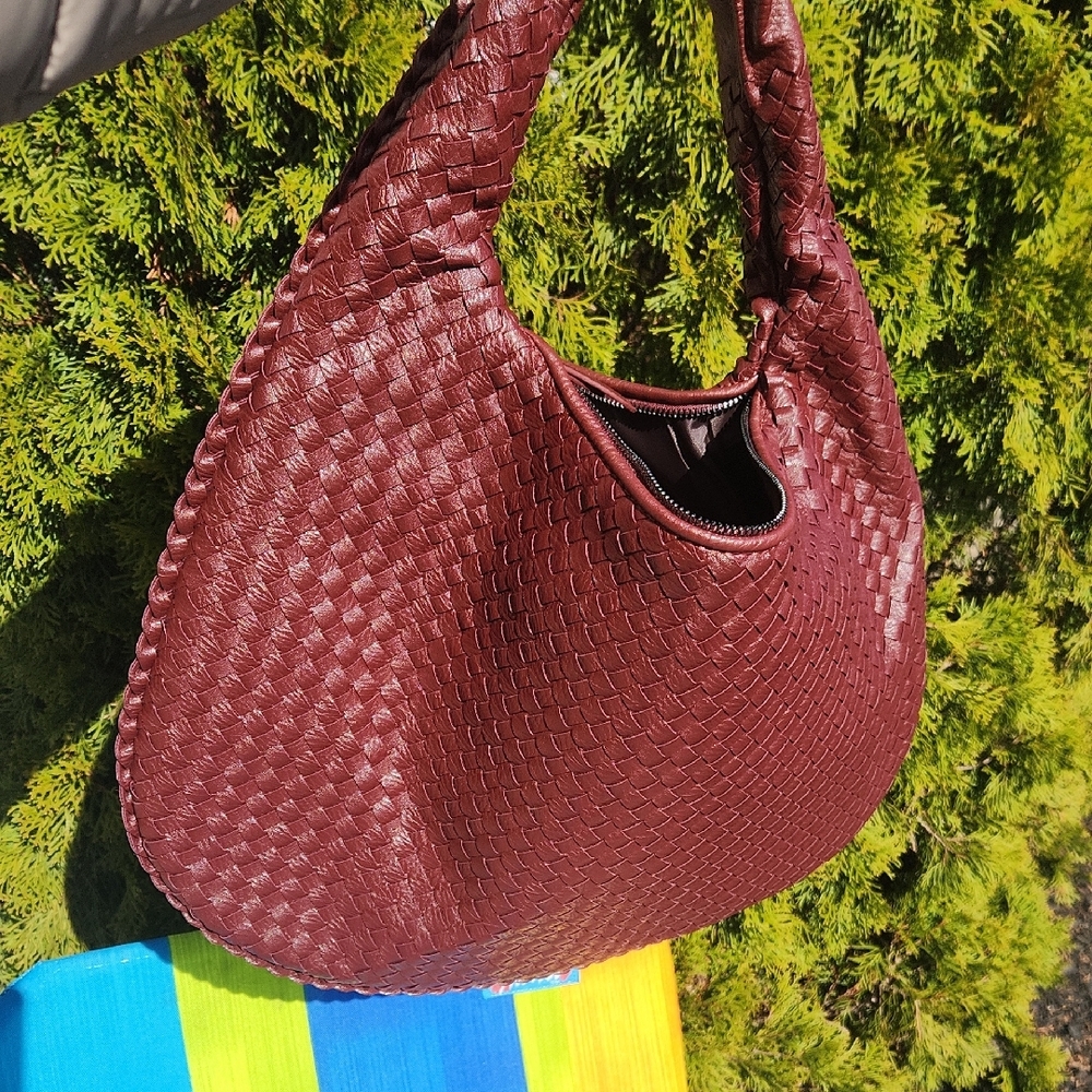 ✨️Source Unknown Woven Shoulder Bag in Burgundy - Picture 15 of 16
